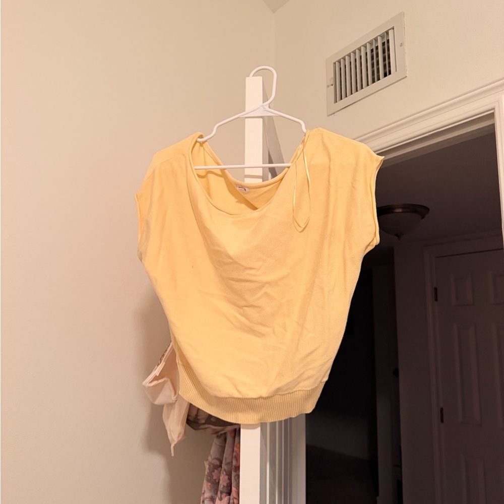 Garage Light Yellow Short Sleeve Top